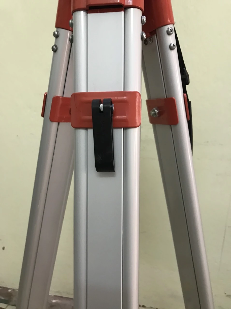 Chân máy thủy bình